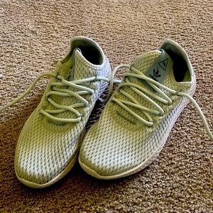 Addidas X Pharrell williams tennis shoes size 4 boys/6 women’s
